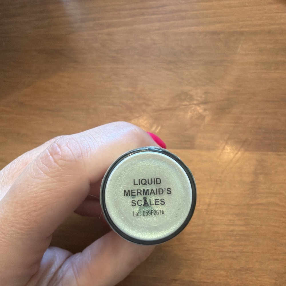 Makeup Revolution Beauty Liquid Highlighter, Mermaid's Scales M83 - Picture 4 of 4